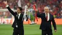 Raul Gonzalez (legenda Madrid) dan Ian Rush (legenda Liverpool) bertugas mengantarkan trofi Liga Champions ke tepi lapangan. Namun usai laga, hanya Raul yang membawanya ke lapangan untuk diangkat para pemain El Real. Foto: Getty Images/David Ramos