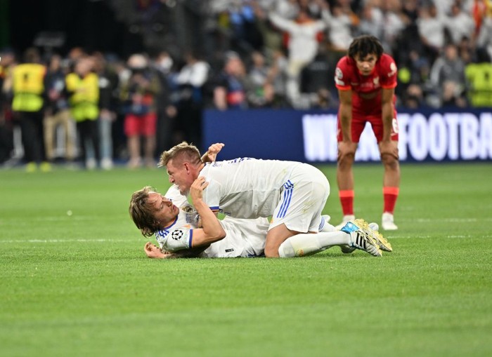 PARIS, FRANCE - MAY 28: Players of Real Madrid celebrate victory after UEFA Champions League final match between Liverpool FC and Real Madrid at Stade de France in Saint-Denis, north of Paris, France on May 28, 2022. (Photo by Mustafa Yalcin/Anadolu Agency via Getty Images)