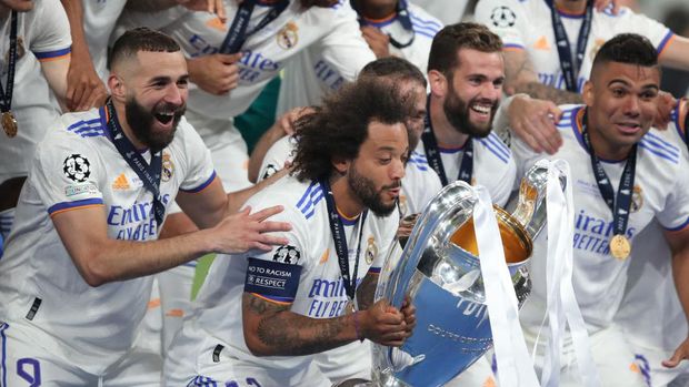 PARIS, FRANCE - MAY 28: Marcelo and Karim Benzema of Real Madrid celebrate with the trophy among team mates during the UEFA Champions League final match between Liverpool FC and Real Madrid at Stade de France on May 28, 2022 in Paris, France. (Photo by Marc Atkins/Getty Images)