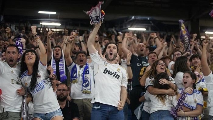 Real Madrid raih gelar juara Liga Champions 2021/2022 usai taklukkan Liverpool 1-0. Madridista, penggemar Real Madrid, pun berpesta rayakan kemenangan itu.