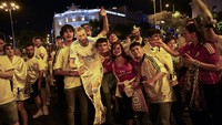 Digelar di Prancis, para penggemar Real Madrid menggelar nonton bareng final Liga Champions Real Madrid vs Liverpool di Cibelas Square yang berada di kawasan Madrid, Spanyol. AP Photo/Andrea Comas.