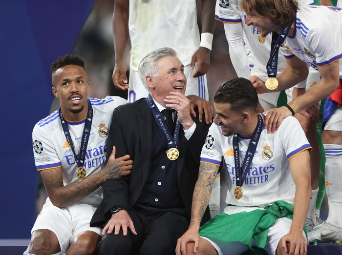 PARIS, FRANCE - MAY 28: Carlo Ancelotti, Head Coach of Real Madrid talks with Luka Modric as they celebrate after their sides victory during the UEFA Champions League final match between Liverpool FC and Real Madrid at Stade de France on May 28, 2022 in Paris, France. (Photo by Julian Finney/Getty Images)