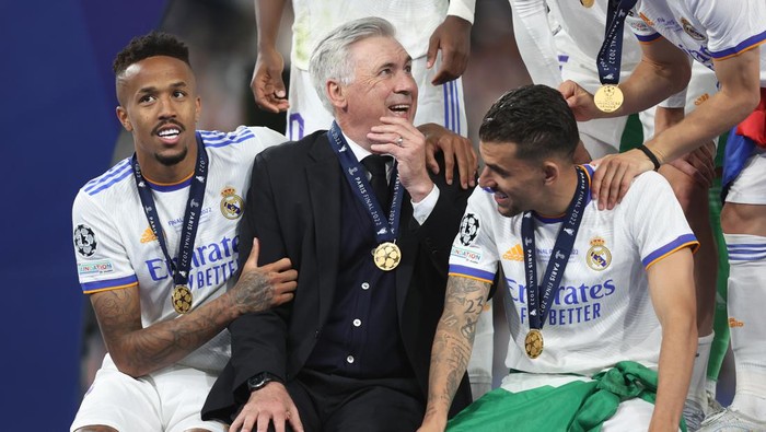 PARIS, FRANCE - MAY 28: Carlo Ancelotti, Head Coach of Real Madrid talks with Luka Modric as they celebrate after their sides victory during the UEFA Champions League final match between Liverpool FC and Real Madrid at Stade de France on May 28, 2022 in Paris, France. (Photo by Julian Finney/Getty Images)