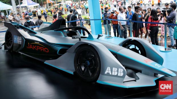 Replika mobil Formula E dipamerkan di Car Free Day (CFD) Bundaran HI hari ini. Replika itu menarik perhatian warga yang berolahraga dan menjadi spot foto. Minggu (29/5/2022). CNN Indonesia/Andry Novelino