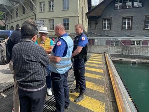 Momen Ridwan Kamil Bahas Pencarian Eril dengan Pejabat Kepolisian Swiss Momen Ridwan Kamil Bahas Pencarian Eril dengan Pejabat Kepolisian Swiss