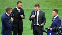 Trio eks Timnas Inggris, yakni Rio Ferdinand, Steven Gerrard, dan Michael Owen juga hadir namun dalam kapasitas berbeda. Mereka bertugas sebagai pundit televisi. Foto: PA Images via Getty Images/Peter Byrne - PA Images