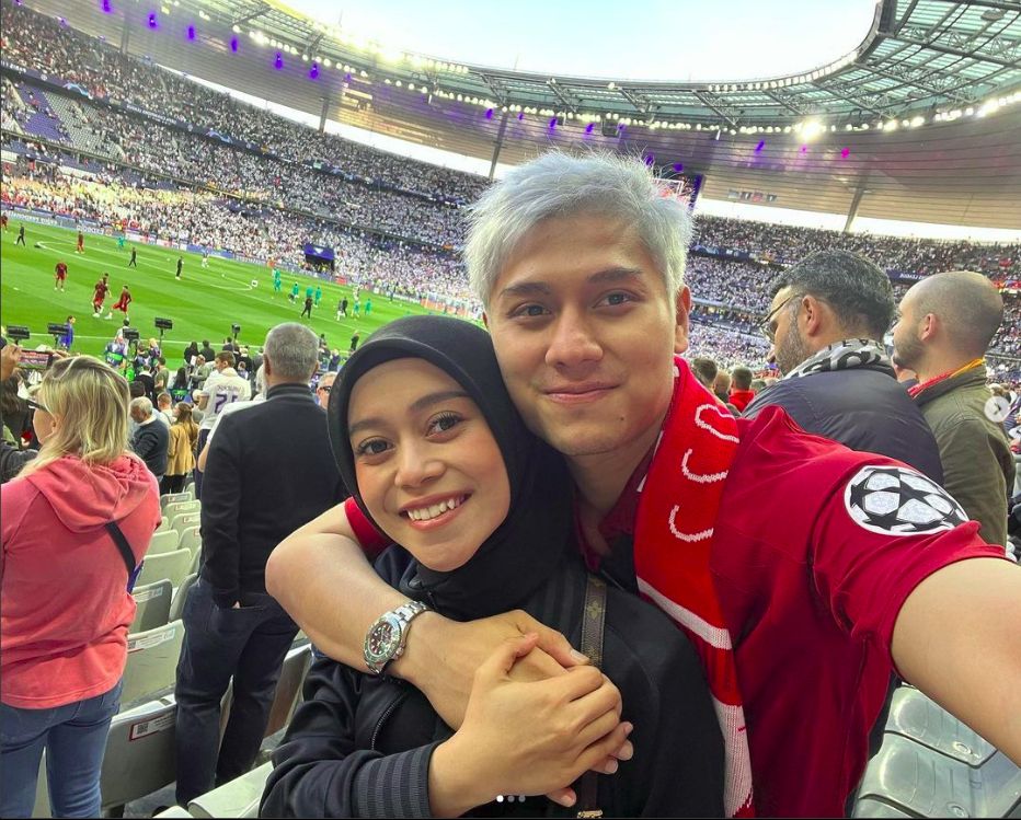 Rizky Billar dan Lesti Kejora menyaksikan pertandingan final Liga Champions 2021/2022.