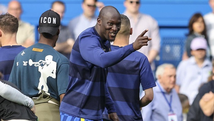 LONDON, ENGLAND - MAY 22: Romelu Lukaku of Chelsea during traditional walk around the pitch after the last game of the season ithe Premier League match between Chelsea and Watford at Stamford Bridge on May 22, 2022 in London, England. (Photo by Robin Jones/Getty Images)