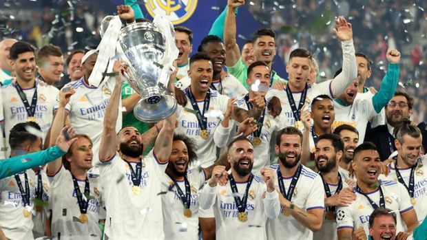 Soccer Football - Champions League Final - Liverpool v Real Madrid - Stade de France, Saint-Denis near Paris, France - May 28, 2022 Real Madrid's Karim Benzema celebrates winning the champions league with the trophy and teammates REUTERS/Molly Darlington