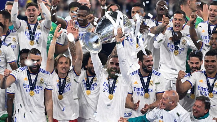 Real Madrid sukses taklukan Liverpool 1-0 dalam final Liga Champions, Minggu (29/5). Kemenangan itu pastikan Real Madrid menjadi juara Liga Champions 2021/2022.
