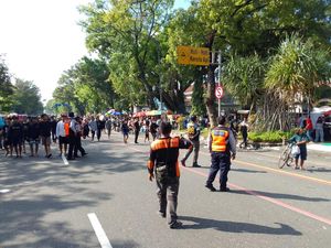 Geger Pengunjung CFD Berlarian Gegara Hoax Menara Masjid Sriwedari Goyang Geger Pengunjung CFD Berlarian Gegara Hoax Menara Masjid Sriwedari Goyang