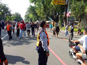 Pengunjung CFD Solo Lari Ketakutan, Petugas Pastikan Menara Masjid Tak Goyang