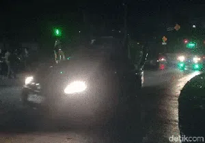 Truk Pengangkut Kapur Hantam 2 Mobil di Sukabumi