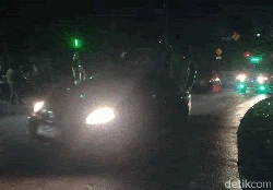 Truk Pengangkut Kapur Hantam 2 Mobil di Sukabumi