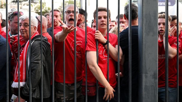 PARIS, FRANCE - MAY 28: Liverpool fans react as they queue outside the stadium prior to the UEFA Champions League final match between Liverpool FC and Real Madrid at Stade de France on May 28, 2022 in Paris, France. (Photo by Matthias Hangst/Getty Images)