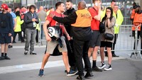 Beberapa suporter terlihat ribut dengan petugas di luar Stade de France. (Foto: Matthias Hangst/Getty Images)