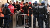 Pengecekan tiket dilakukan. Menurut laporan, proses itu agak lambat, sehingga membuat antrean dari kubu suporter Liverpool. (Foto: Matthias Hangst/Getty Images)