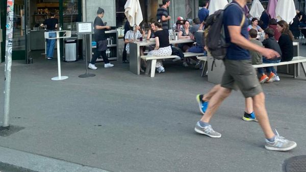 Potret Warga Swiss Jalan-Nongkrong Bebas Lepas Masker, Pandemi Usai?