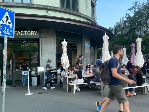 Potret Warga Swiss Jalan-Nongkrong Bebas Lepas Masker, Pandemi Usai?