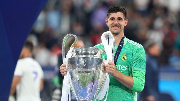 PARIS, FRANCE - MAY 28: Thibaut Courtois of Real Madrid lifts the Champions League trophy  during the UEFA Champions League final match between Liverpool FC and Real Madrid at Stade de France on May 28, 2022 in Paris, France. (Photo by Alex Livesey - Danehouse/Getty Images)