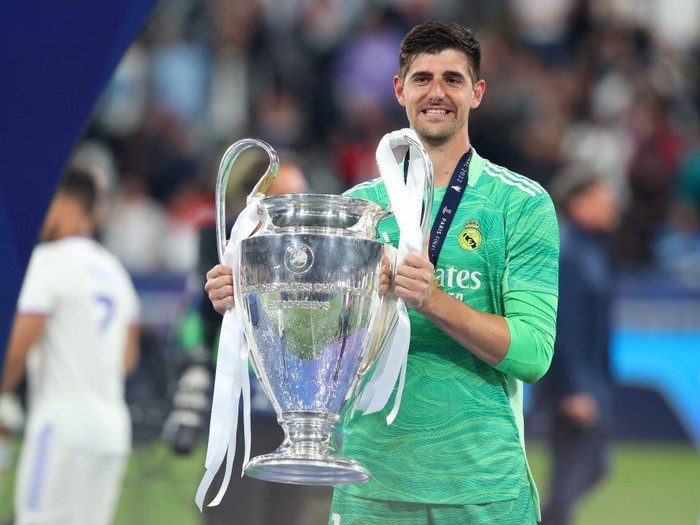 PARIS, FRANCE - MAY 28: Thibaut Courtois of Real Madrid lifts the Champions League trophy during the UEFA Champions League final match between Liverpool FC and Real Madrid at Stade de France on May 28, 2022 in Paris, France. (Photo by Alex Livesey - Danehouse/Getty Images)