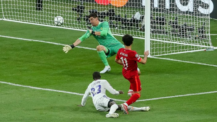 PARIS, FRANCE - MAY 28: Ferland Mend of Real Madrid, Mohamed Salah of Liverpool FC and goalkeeper Thibaut Courtois of Real Madrid battle for the ball during the UEFA Champions League final match between Liverpool FC and Real Madrid at Stade de France on May 28, 2022 in Paris, France. (Photo by Harry Langer/vi/DeFodi Images via Getty Images)