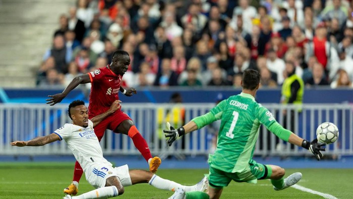 PARIS, FRANCE - MAY 28: Eder Militao of Real Madrid, Sadio Mane of Liverpool FC and goalkeeper Thibaut Courtois of Real Madrid battle for the ball during the UEFA Champions League final match between Liverpool FC and Real Madrid at Stade de France on May 28, 2022 in Paris, France. (Photo by Berengui/vi/DeFodi Images via Getty Images)