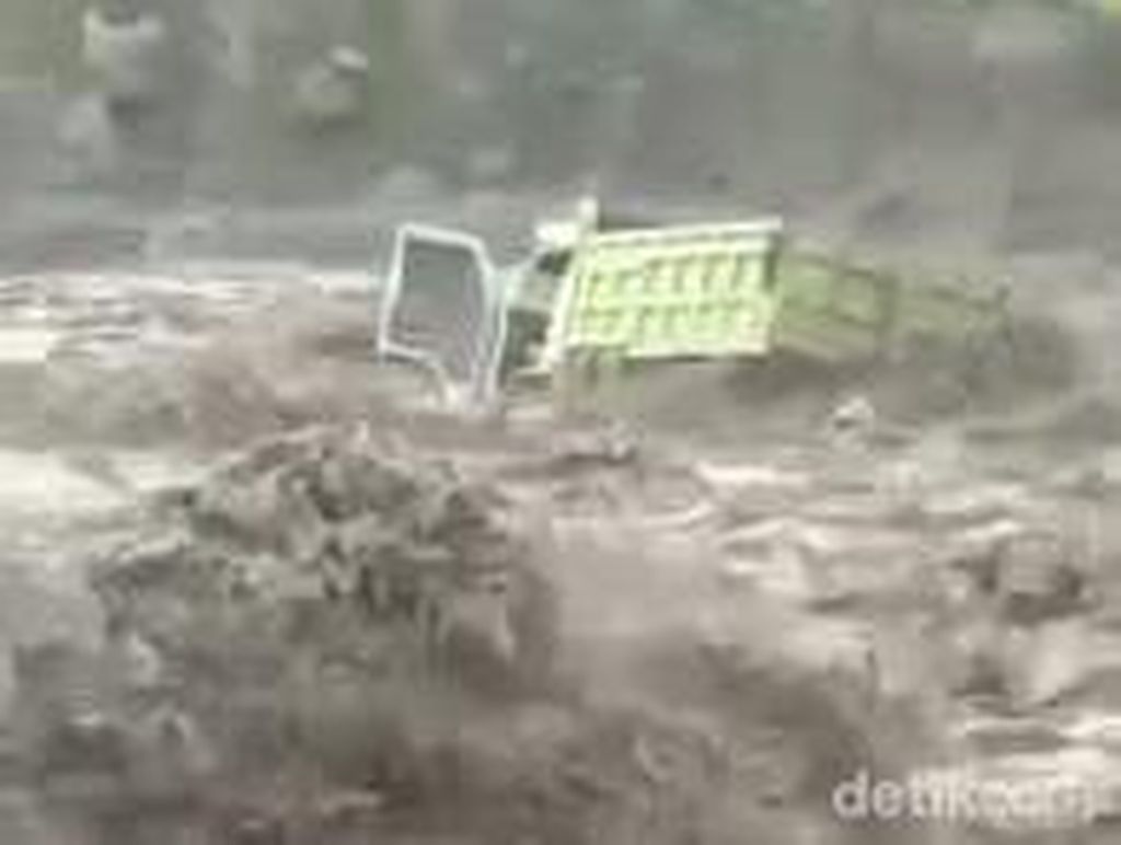 Truk Penambang Pasir Terseret Banjir Lahar Semeru