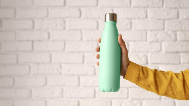 Mengunakan botol minuman sendiri untuk mengurangi sampah plastik
