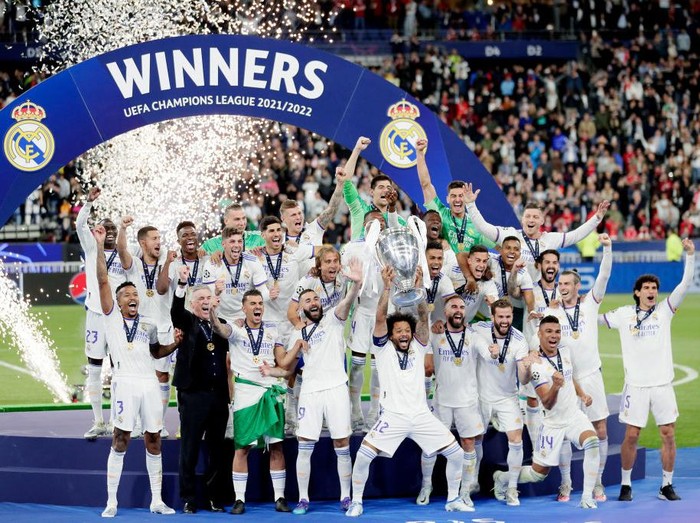 PARIS, FRANCE - MAY 28: Thibaut Courtois of Real Madrid, Dani Carvajal of Real Madrid, Eder Militao of Real Madrid, David Alaba of Real Madrid, Toni Kroos of Real Madrid, Karim Benzema of Real Madrid, Luka Modric of Real Madrid, Carlos Henrique Casemiro of Real Madrid, Fede Valverde of Real Madrid, Vinicius Junior of Real Madrid, Ferland Mendy of Real Madrid Andriy Lunin of Real Madrid, Nacho Fernandez of Real Madrid, Eden Hazard of Real Madrid, Marco Asensio of Real Madrid, Marcelo Vieira of Real Madrid, Lucas Vazquez of Real Madrid, Gareth Bale of Real Madrid, Dani Ceballos of Real Madrid, Rodrygo Silva de Goes of Real Madrid, Isco Alarcon of Real Madrid, Mariano Diaz of Real Madrid, Eduardo Camavinga of Real Madrid coach Carlo Ancelotti of Real Madrid celebrating the Champions League victory with the trophy.  during the UEFA Champions League  match between Liverpool v Real Madrid at the Stade de France on May 28, 2022 in Paris France (Photo by David S. Bustamante/Soccrates/Getty Images)
