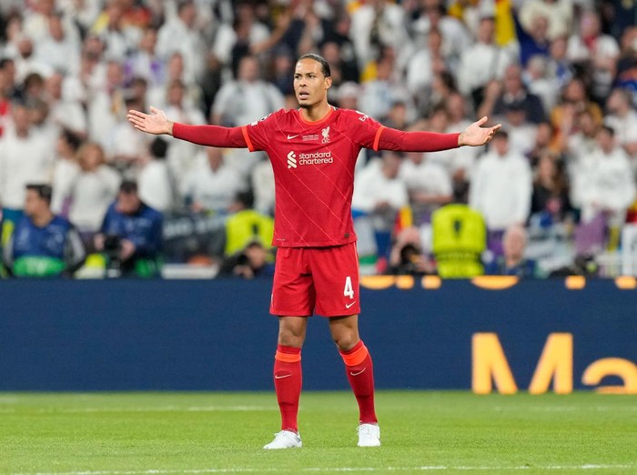 PARIS, FRANCE - MAY 28: Virgil van Dijk of Liverpool FC gestures during the UEFA Champions League final match between Liverpool FC and Real Madrid at Stade de France on May 28, 2022 in Paris, France. (Photo by Alex Gottschalk/DeFodi Images via Getty Images)