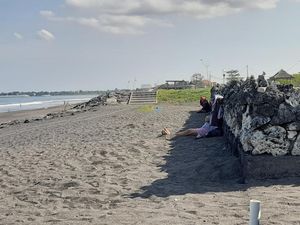 Main di Pantai Sambil Terapi Pasir Ala Warga Ketewel, Bali Main di Pantai Sambil Terapi Pasir Ala Warga Ketewel, Bali