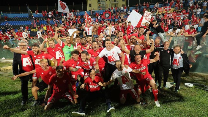 PISA, ITALY - MAY 29: All players of AC Monza celebrates the winning during the SERIE B match between SC Pisa 1909 and Monza playoffs final at Arena Garibaldi on May 29, 2022 in Pisa, Italy.  (Photo by Gabriele Maltinti/Getty Images)