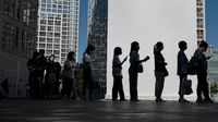 Pekerja Kantoran di Beijing Mulai WFO, Antre Panjang Peduli Lindungi