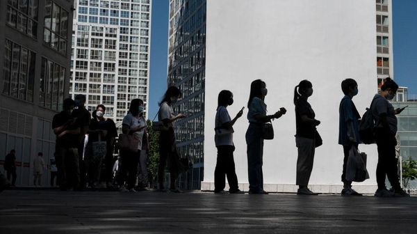 Pekerja Kantoran di Beijing Mulai WFO, Antre Panjang Peduli Lindungi