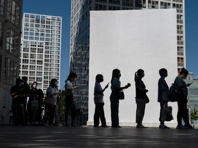 Pekerja Kantoran di Beijing Mulai WFO, Antre Panjang Peduli Lindungi
