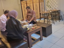 Adik Jokowi-Ketua MK Temui Kades di Bogor dan Doakan Jadi Bupati