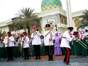 Lihat, Band Militer Inggris Mainkan Lagu Indonesia Raya di Pesantren