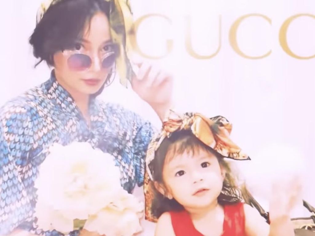 8 Foto Asmirandah & Putri Bulenya Ikut Gucci Challenge, Imut Menggemaskan