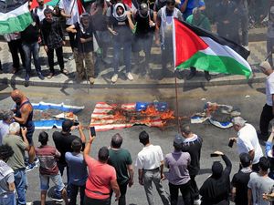 Di Lebanon, Bendera Israel Diinjak dan Dibakar, Ada Apa?