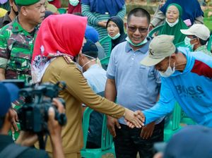 Bupati Tulang Bawang Beri Bantuan ke Korban Puting Beliung di Aji Jaya