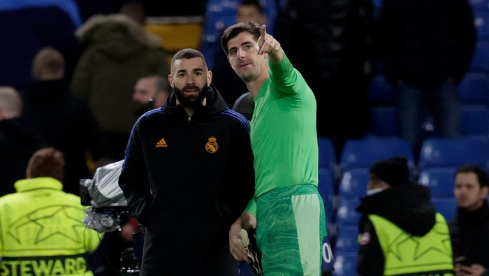 LONDON, UNITED KINGDOM - APRIL 6: (L-R) Karim Benzema of Real Madrid, Thibaut Courtois of Real Madrid  during the UEFA Champions League  match between Chelsea v Real Madrid at the Stamford Bridge on April 6, 2022 in London United Kingdom (Photo by David S. Bustamante/Soccrates/Getty Images)
