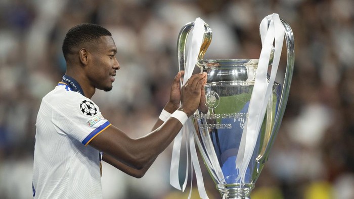 PARIS, FRANCE - MAY 28: David Alaba of Real Madrid with the trophy after the UEFA Champions League final match between Liverpool FC and Real Madrid at Stade de France on May 28, 2022 in Paris, France. (Photo by Visionhaus/Getty Images)