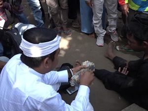 Pengemis Pura-pura Disabilitas di Subang, Sehari Dapat Rp 500.000 Pengemis Pura-pura Disabilitas di Subang, Sehari Dapat Rp 500.000