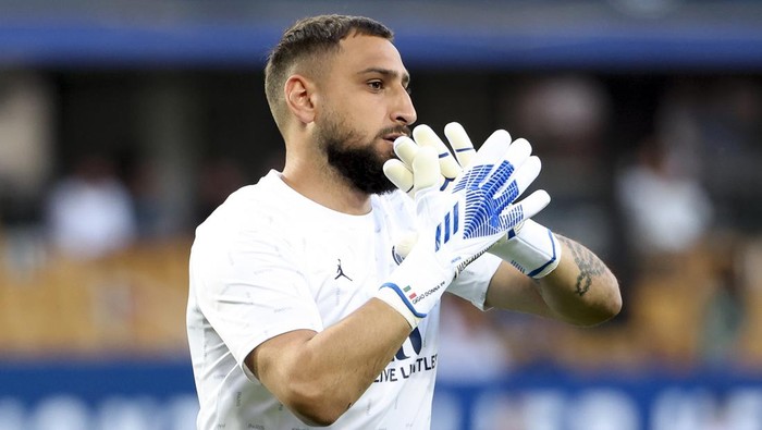 MONTPELLIER, FRANCE - MAY 14: Goalkeeper of PSG Gianluigi Donnarumma during the Ligue 1 Uber Eats match between Montpellier HSC (MHSC) and Paris Saint Germain (PSG) at Stade de la Mosson on May 14, 2022 in Montpellier, France. (Photo by John Berry/Getty Images)