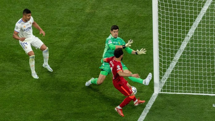 PARIS, FRANCE - MAY 28: Goalkeeper Thibaut Courtois of Real Madrid saves a ball of Mohamed Salah of Liverpool FC during the UEFA Champions League final match between Liverpool FC and Real Madrid at Stade de France on May 28, 2022 in Paris, France. (Photo by Boris Streubel - UEFA/UEFA via Getty Images)