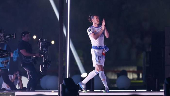 MADRID, SPAIN - MAY 29: Gareth Bale saludates to the fans during the celebration of Real Madrid as winners of the 14th UEFA Champions League against Liverpool FC at Santiago Bernabeu on may 29, 2022, in Madrid, Spain. (Photo By Oscar J. Barroso/Europa Press via Getty Images)