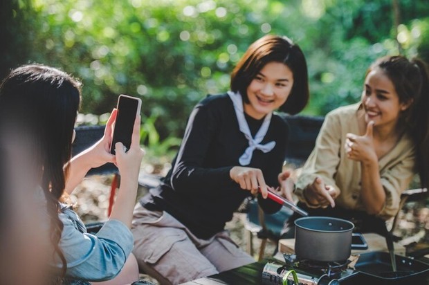 Ilustrasi bersama teman dekat/ Foto: Freepik.com/jcomp Ilustrasi bersama teman dekat/ Foto: Freepik.com/jcomp