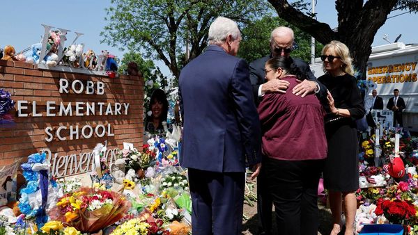 Ini yang Dilakukan Biden Saat Kunjungi Lokasi Penembakan SD di Texas