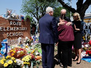 Ini yang Dilakukan Biden Saat Kunjungi Lokasi Penembakan SD di Texas Ini yang Dilakukan Biden Saat Kunjungi Lokasi Penembakan SD di Texas